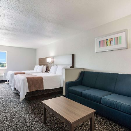 Quality Inn & Suites Ferdinand Bagian luar foto