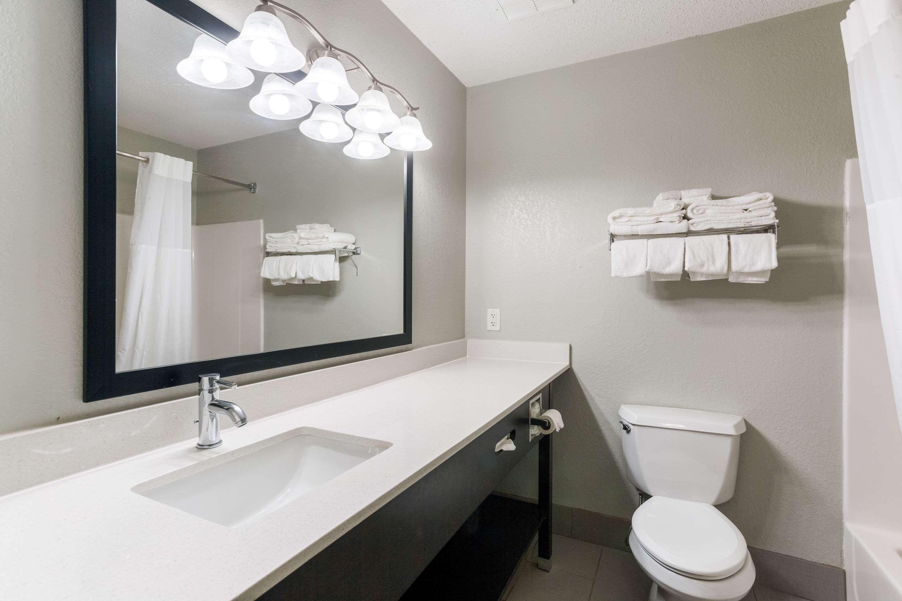 Quality Inn & Suites Ferdinand Bagian luar foto