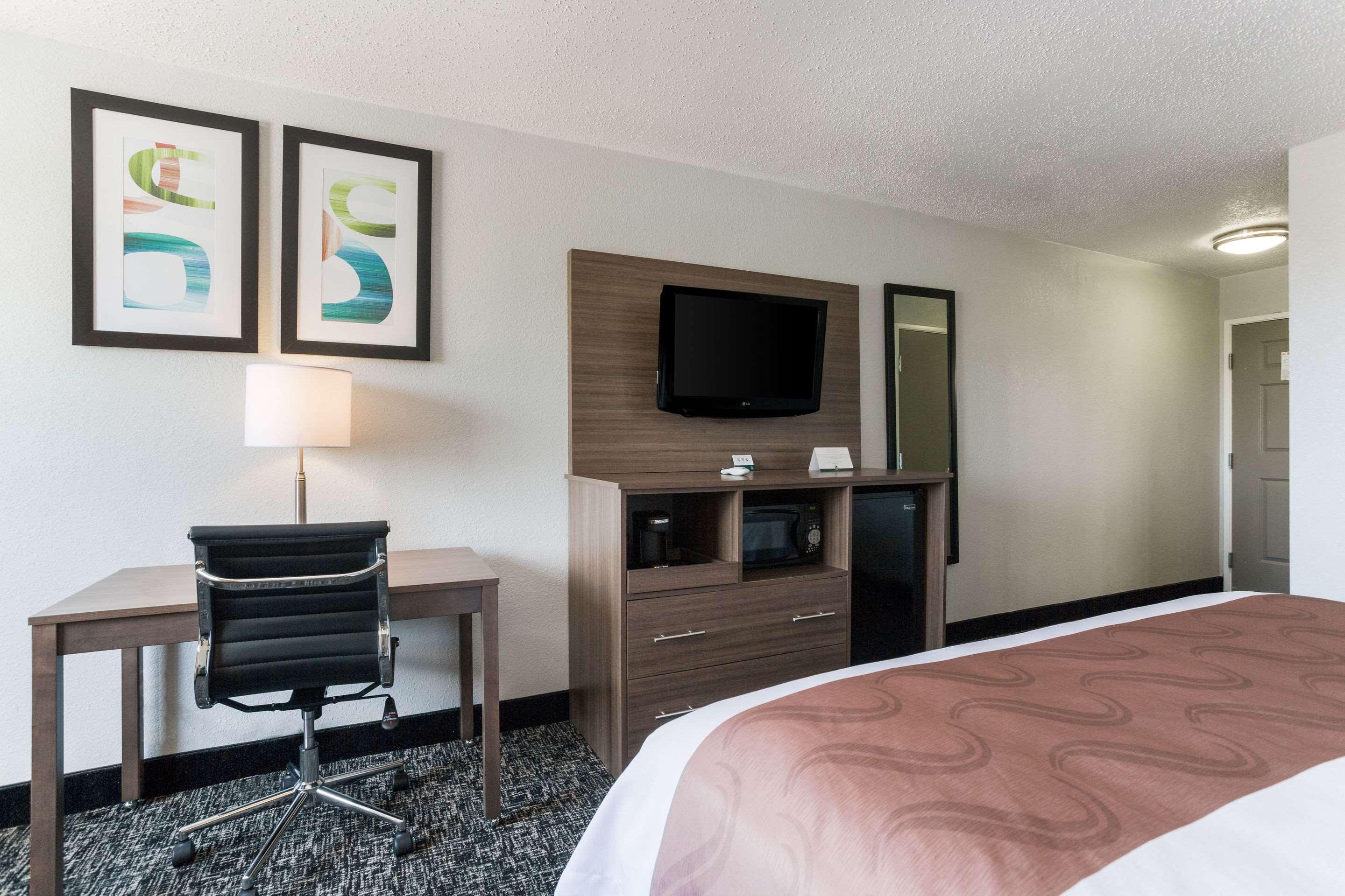 Quality Inn & Suites Ferdinand Bagian luar foto