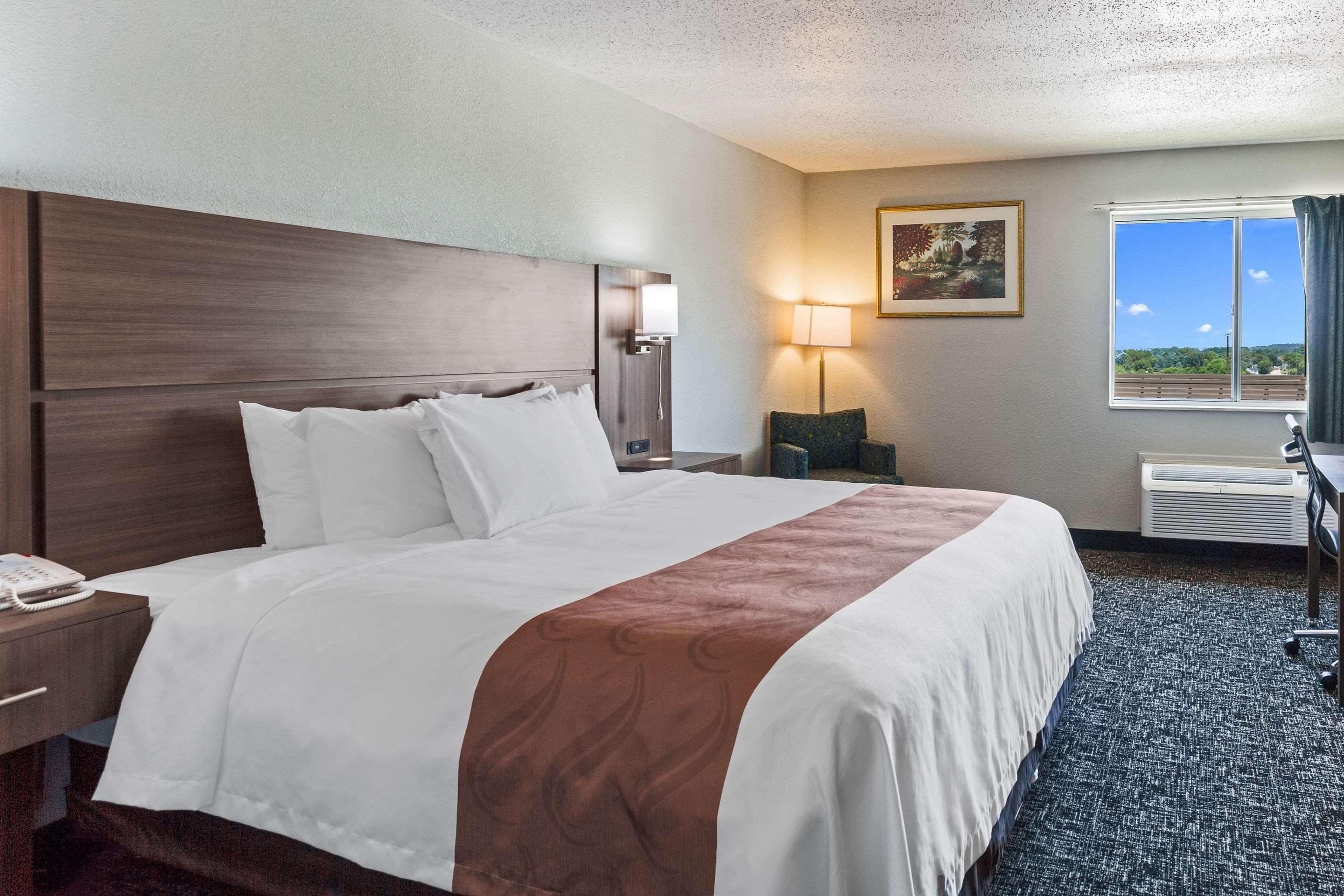 Quality Inn & Suites Ferdinand Bagian luar foto