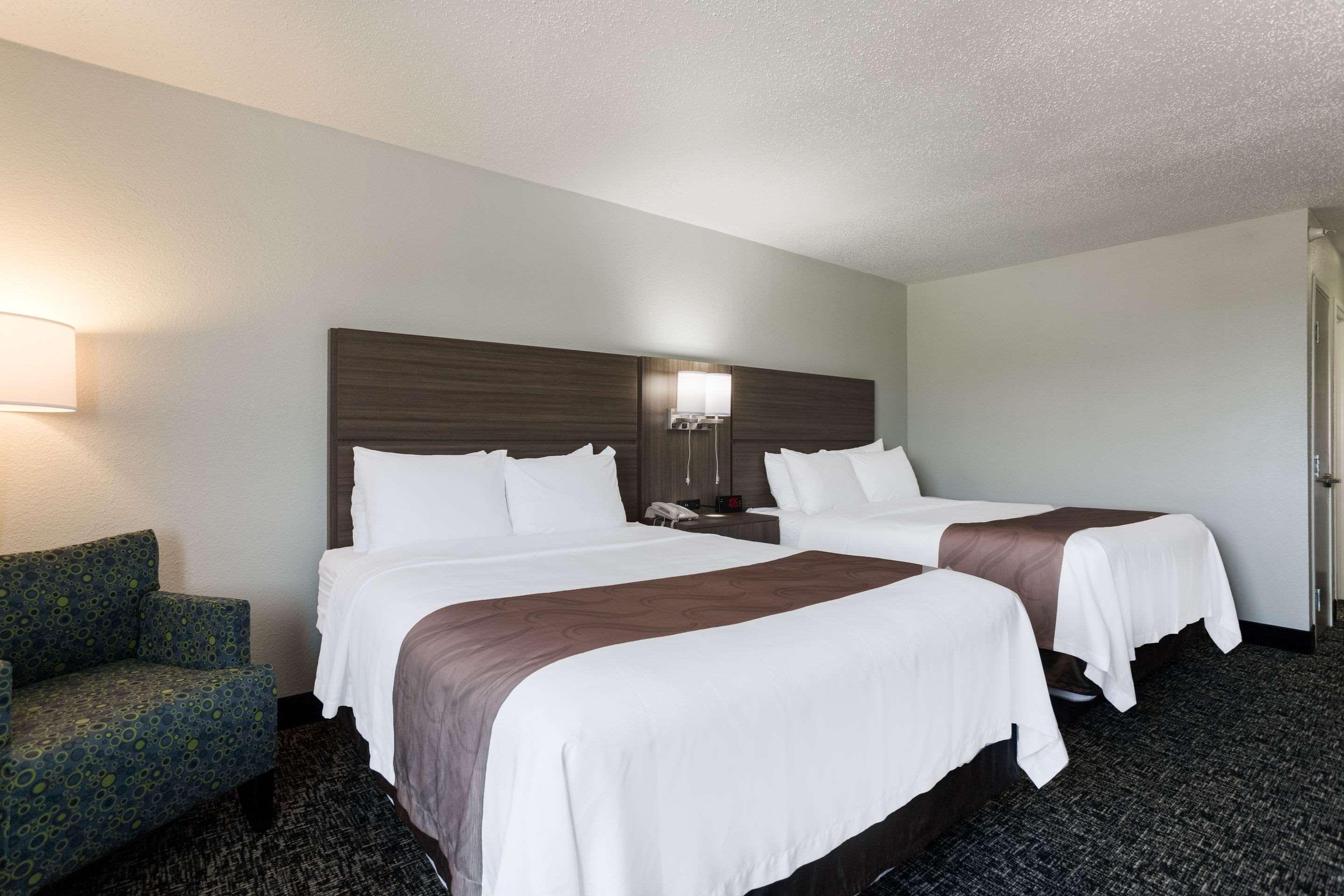 Quality Inn & Suites Ferdinand Bagian luar foto