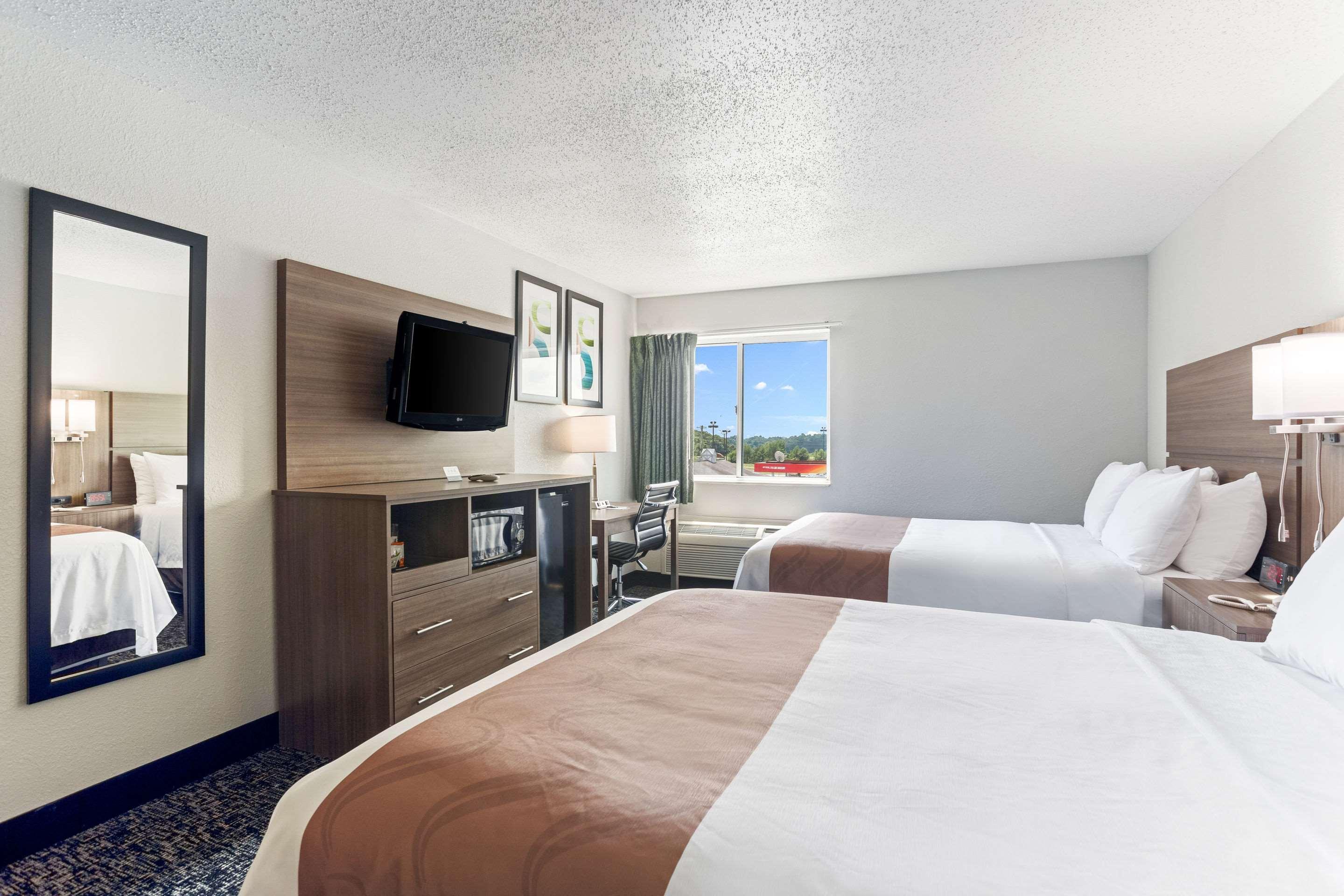 Quality Inn & Suites Ferdinand Bagian luar foto