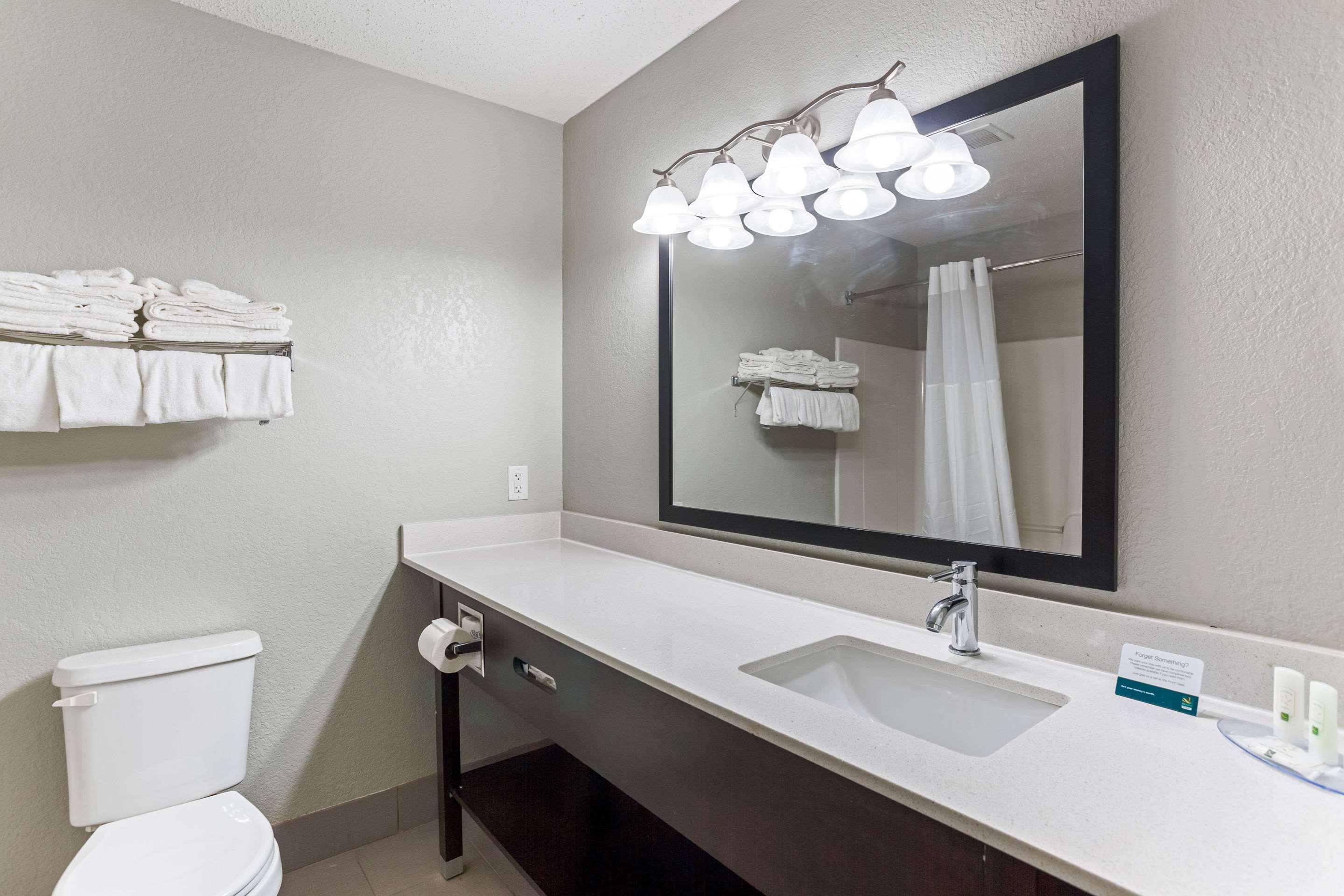 Quality Inn & Suites Ferdinand Bagian luar foto