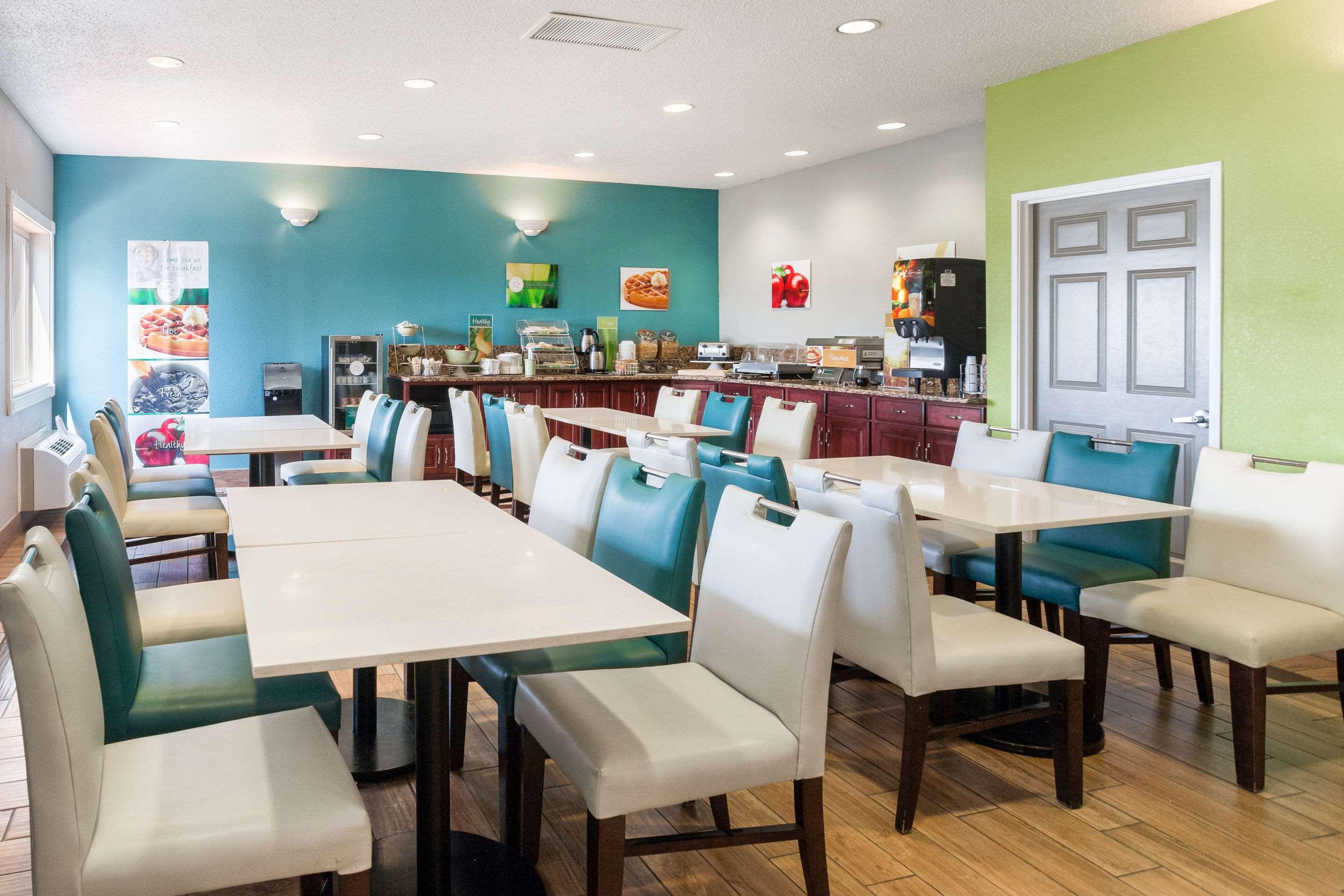 Quality Inn & Suites Ferdinand Bagian luar foto