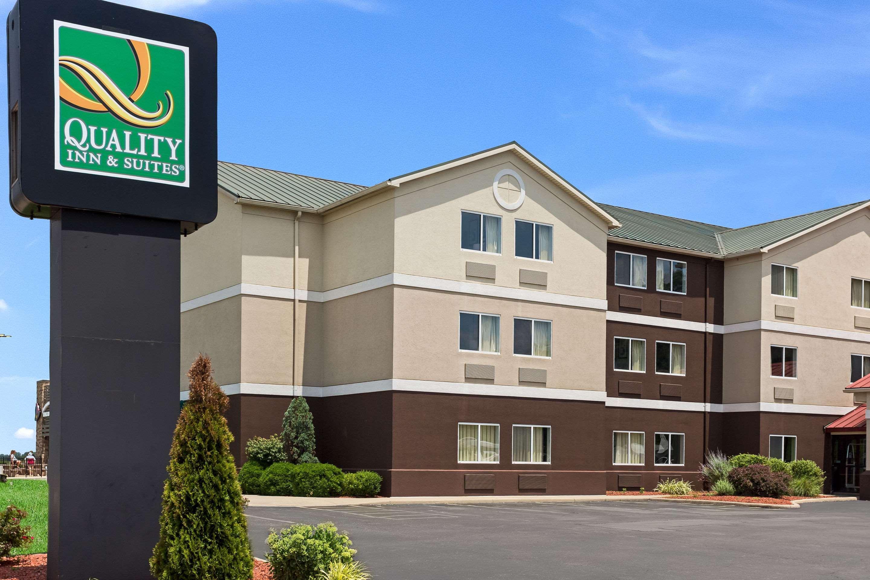 Quality Inn & Suites Ferdinand Bagian luar foto