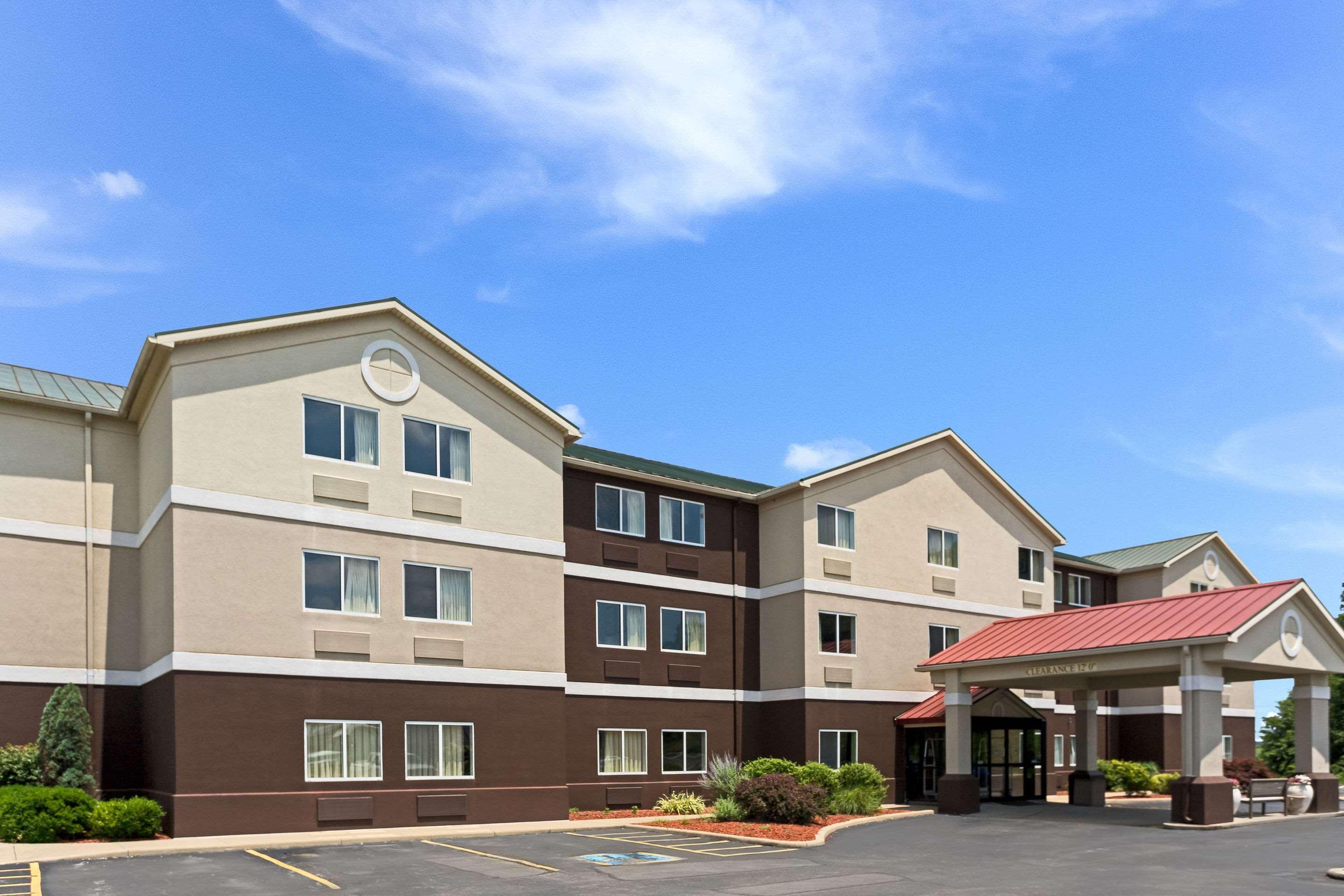 Quality Inn & Suites Ferdinand Bagian luar foto