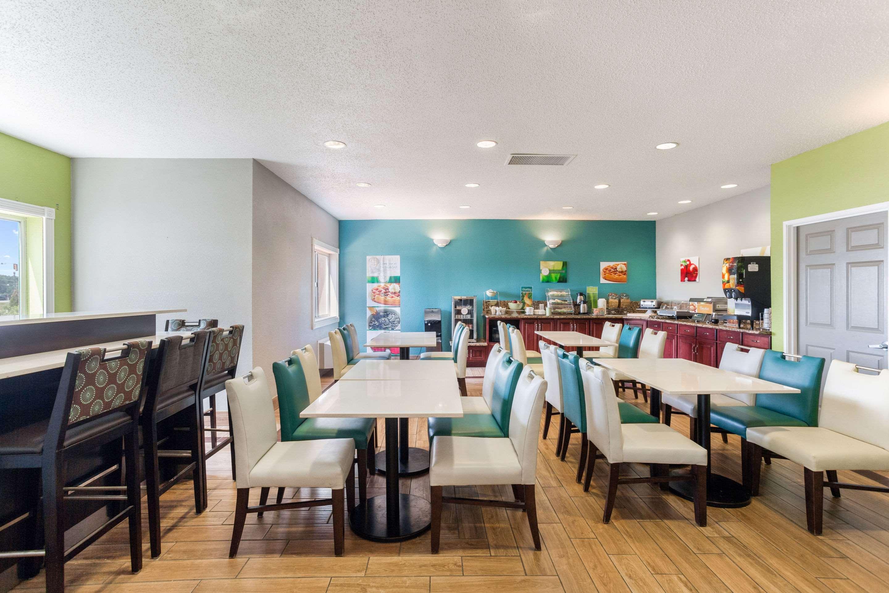 Quality Inn & Suites Ferdinand Bagian luar foto