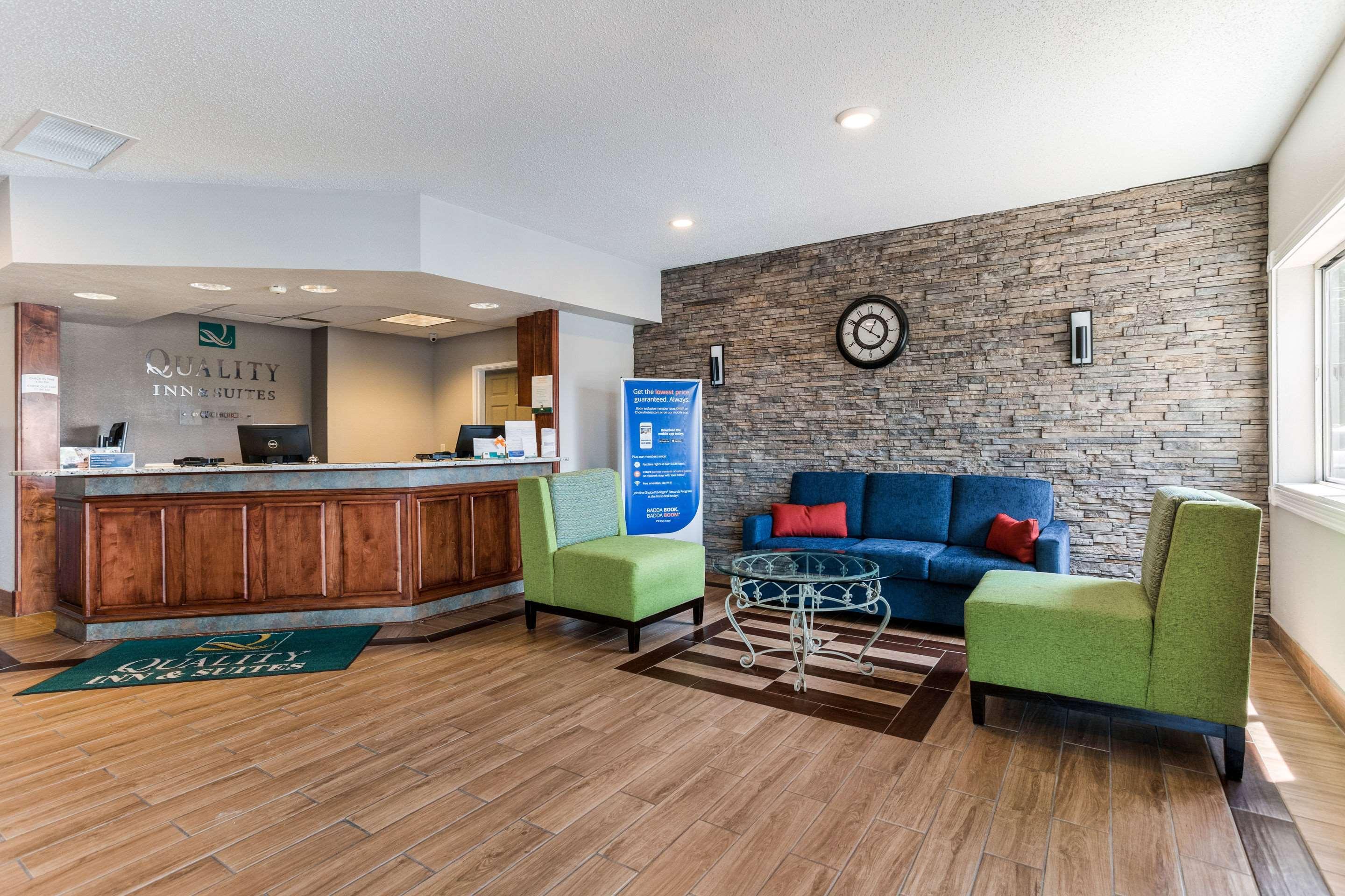Quality Inn & Suites Ferdinand Bagian luar foto