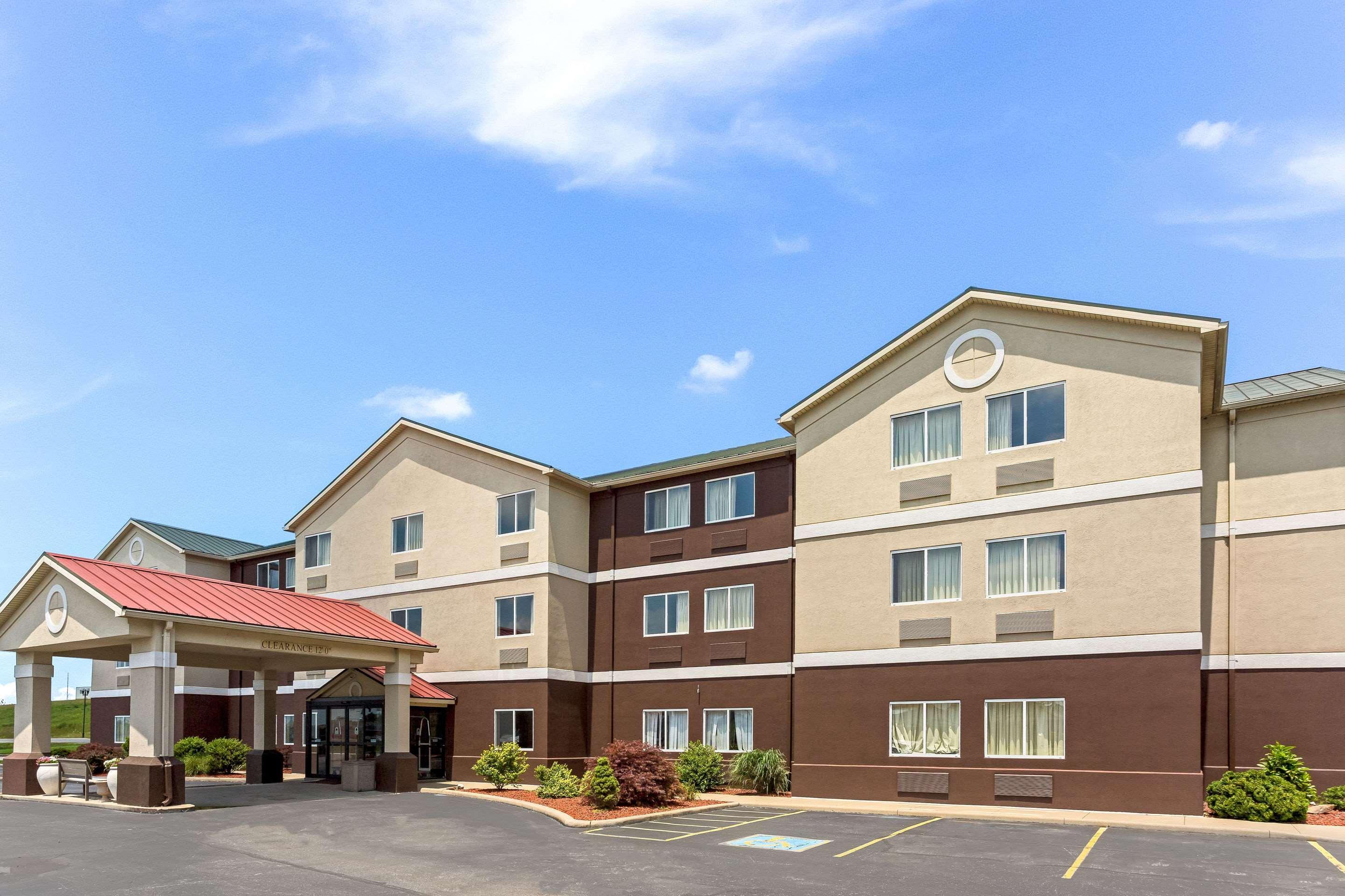 Quality Inn & Suites Ferdinand Bagian luar foto