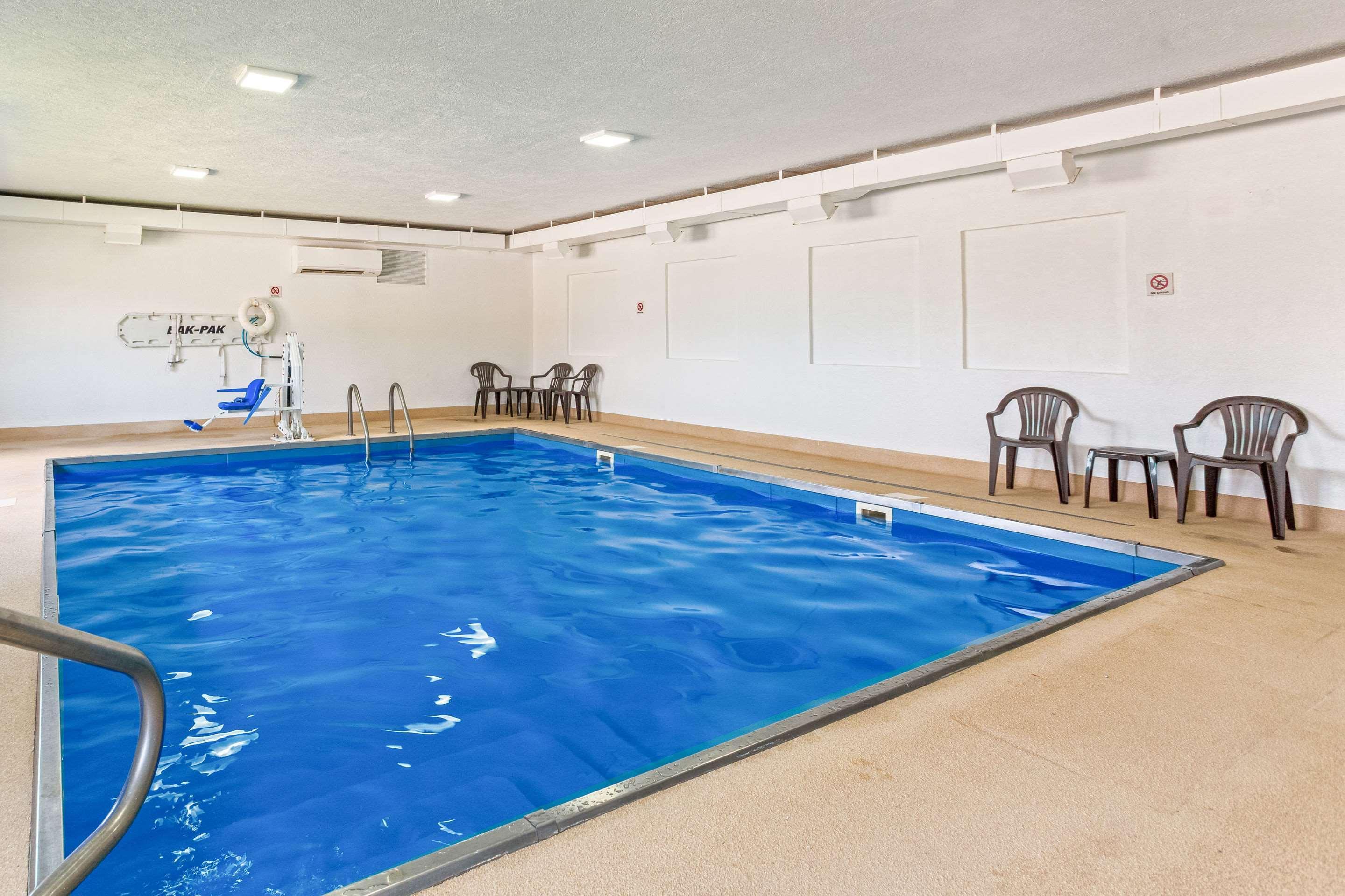 Quality Inn & Suites Ferdinand Bagian luar foto