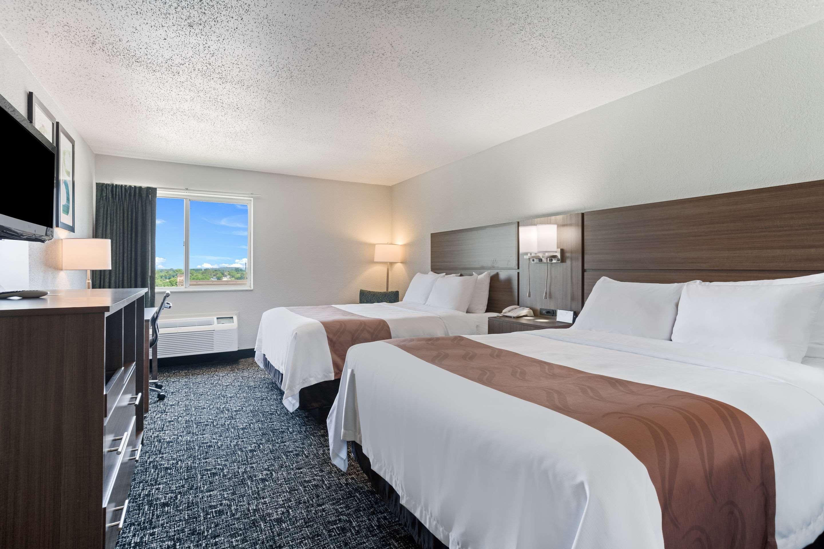 Quality Inn & Suites Ferdinand Bagian luar foto