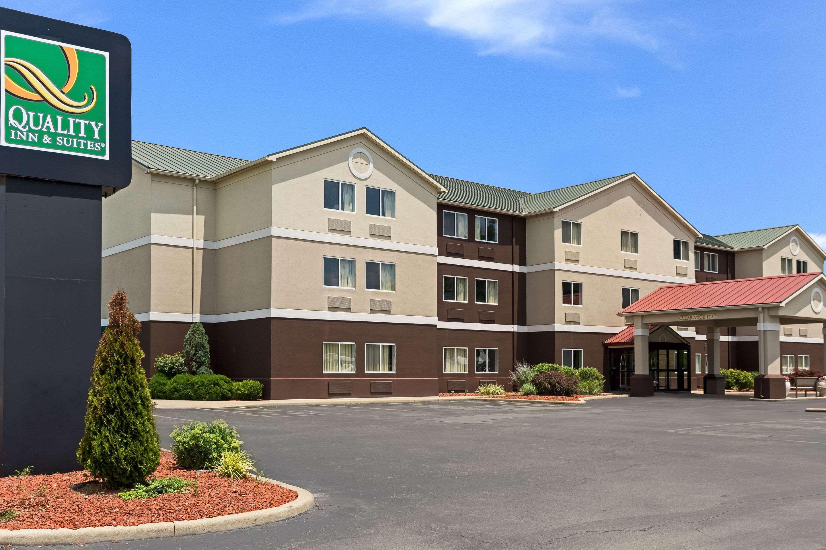 Quality Inn & Suites Ferdinand Bagian luar foto