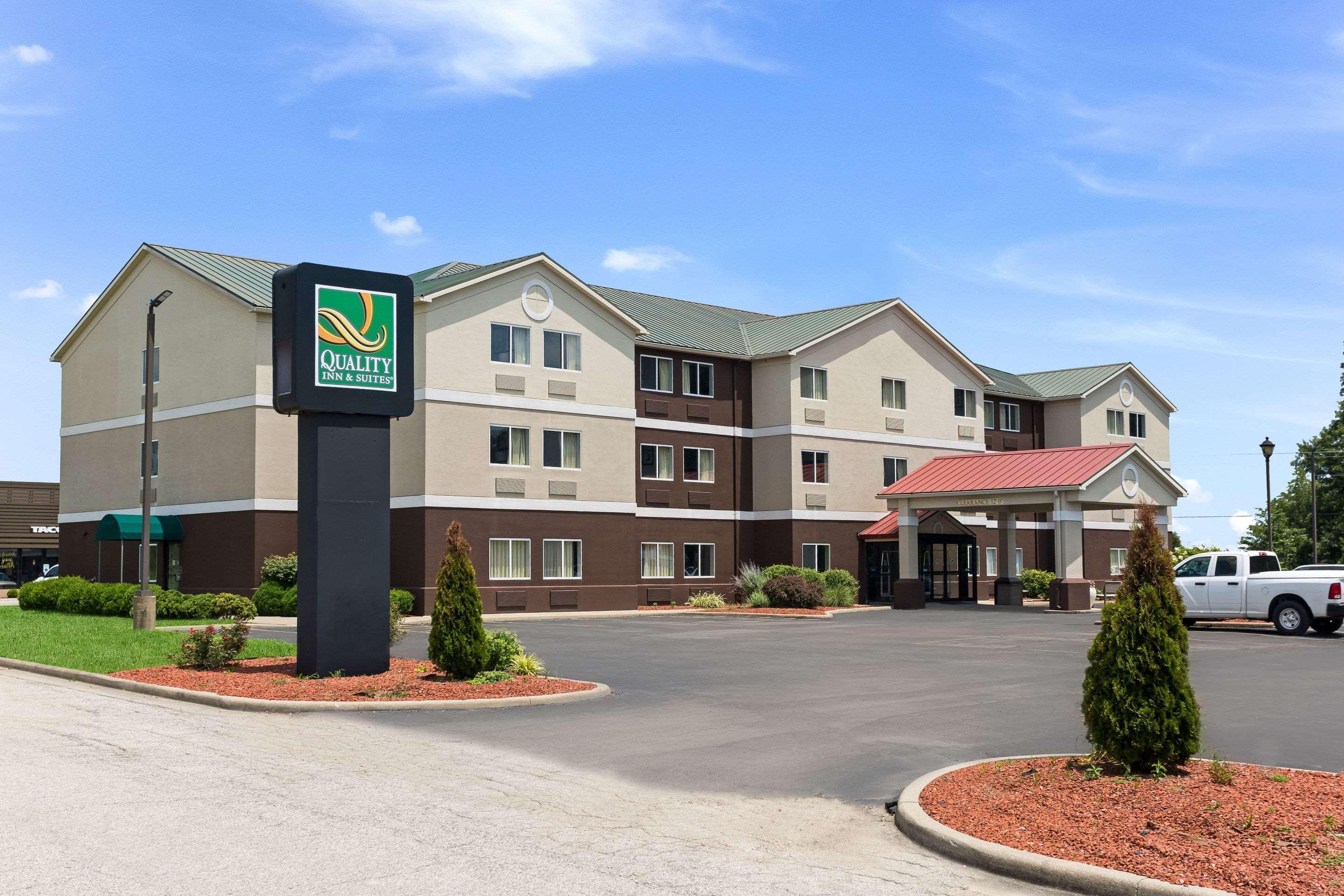 Quality Inn & Suites Ferdinand Bagian luar foto