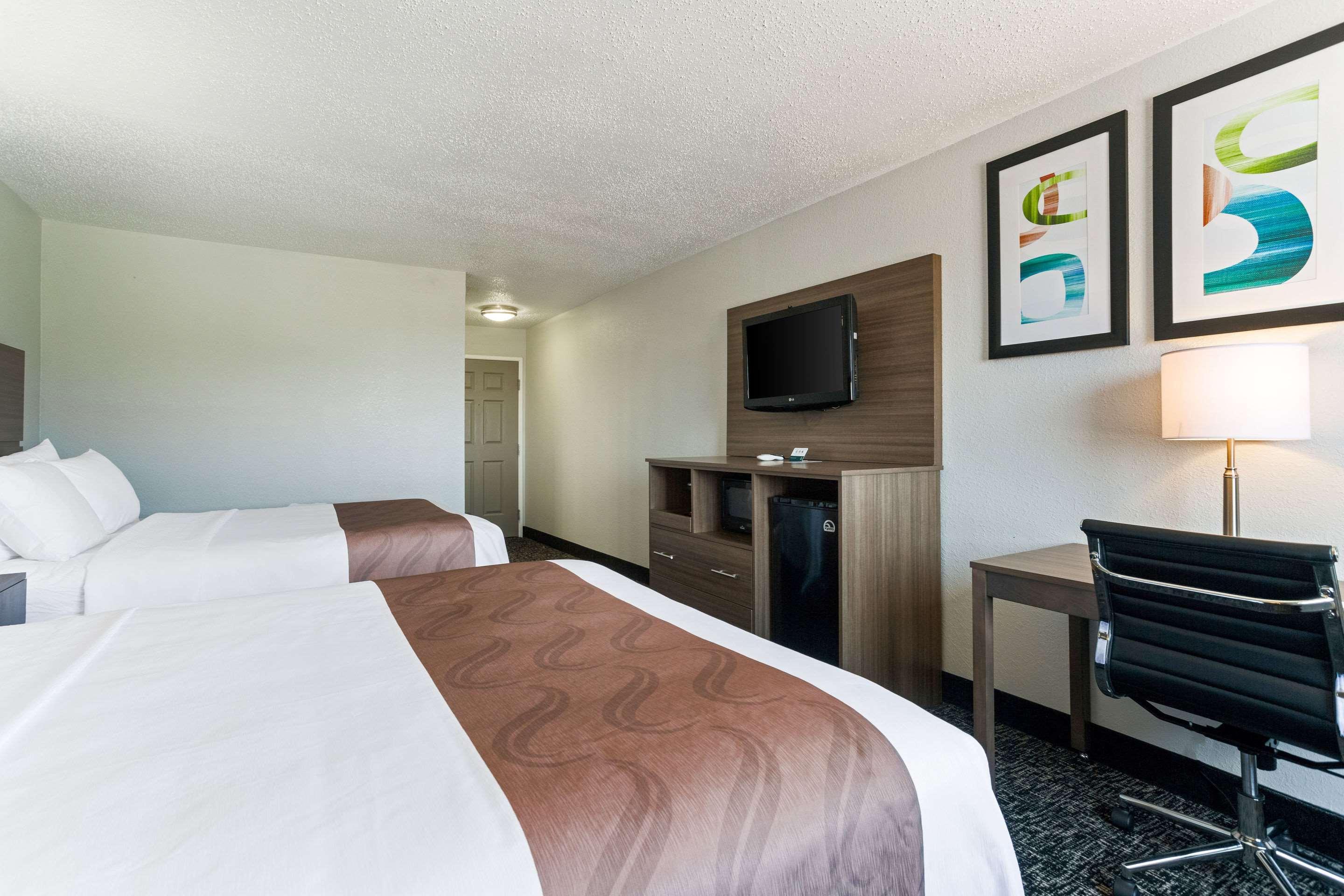 Quality Inn & Suites Ferdinand Bagian luar foto