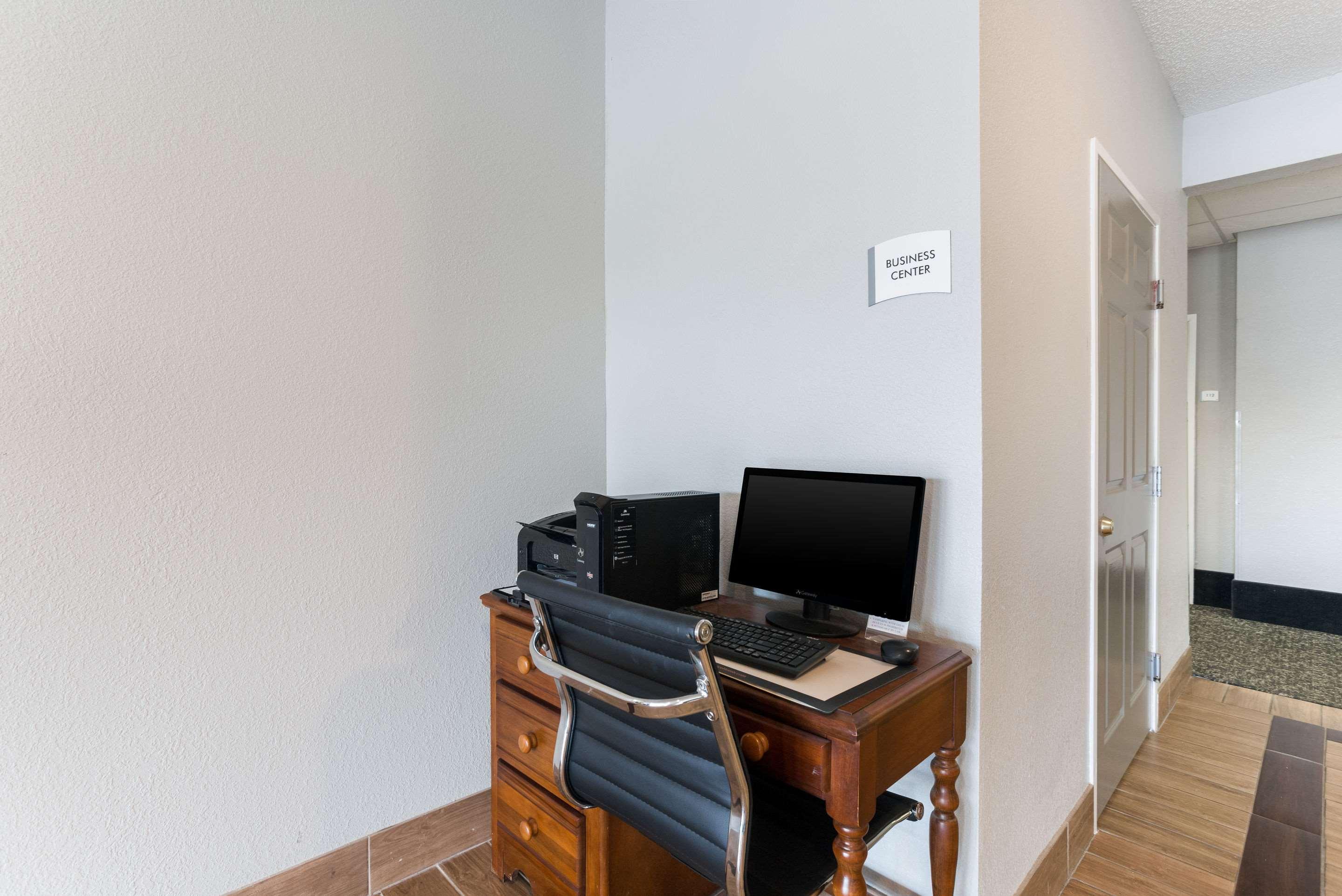 Quality Inn & Suites Ferdinand Bagian luar foto