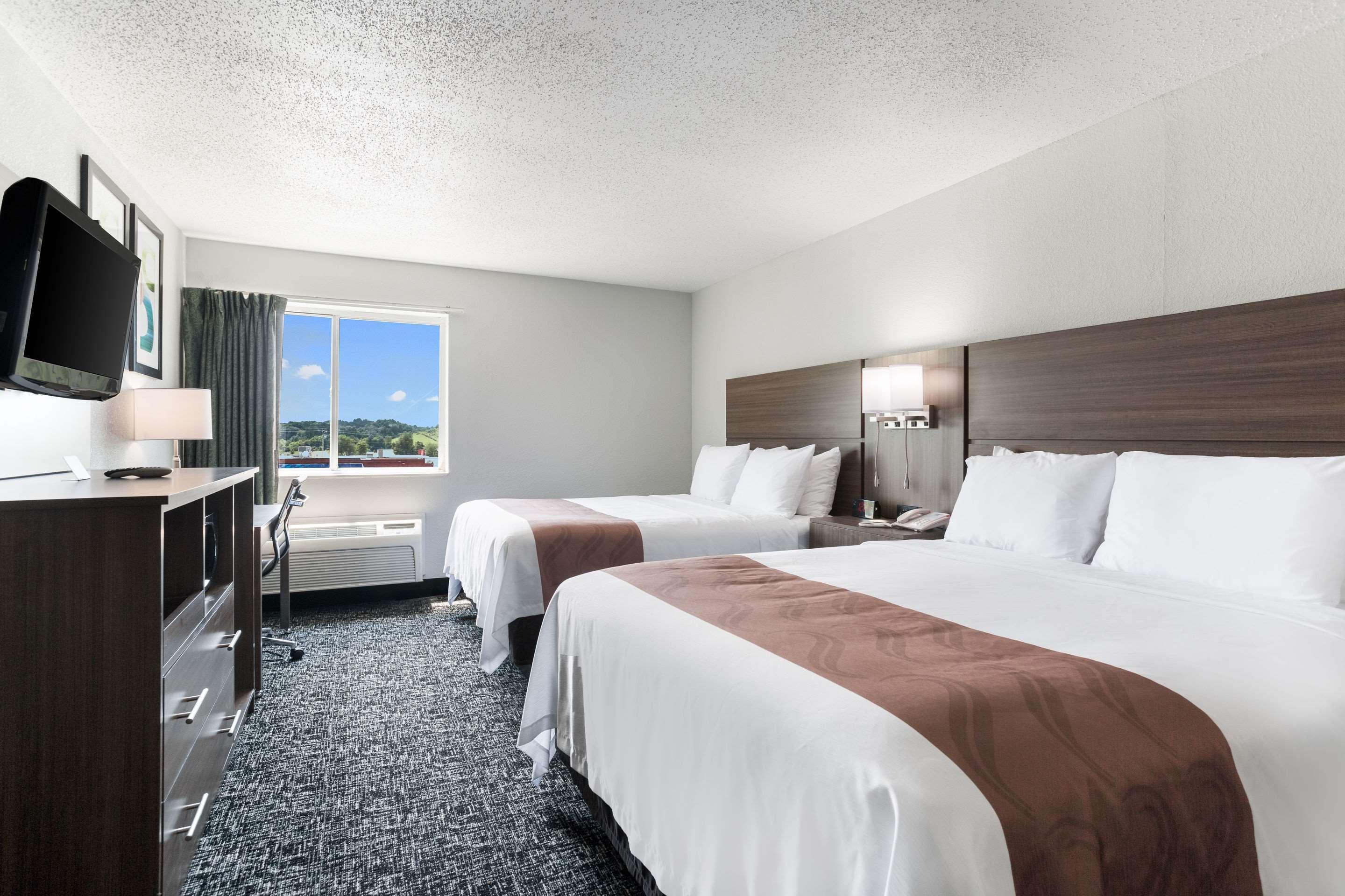 Quality Inn & Suites Ferdinand Bagian luar foto