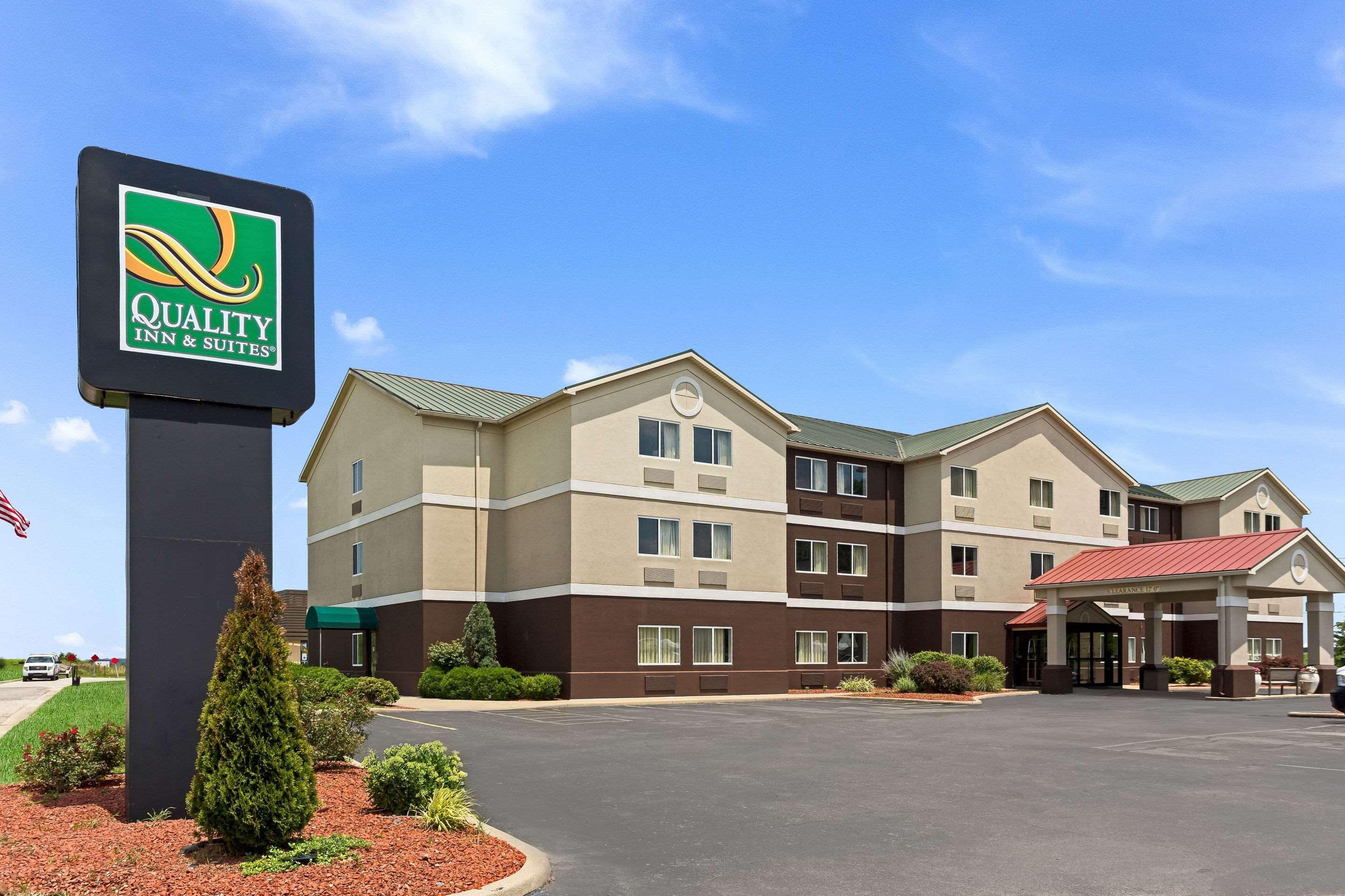 Quality Inn & Suites Ferdinand Bagian luar foto