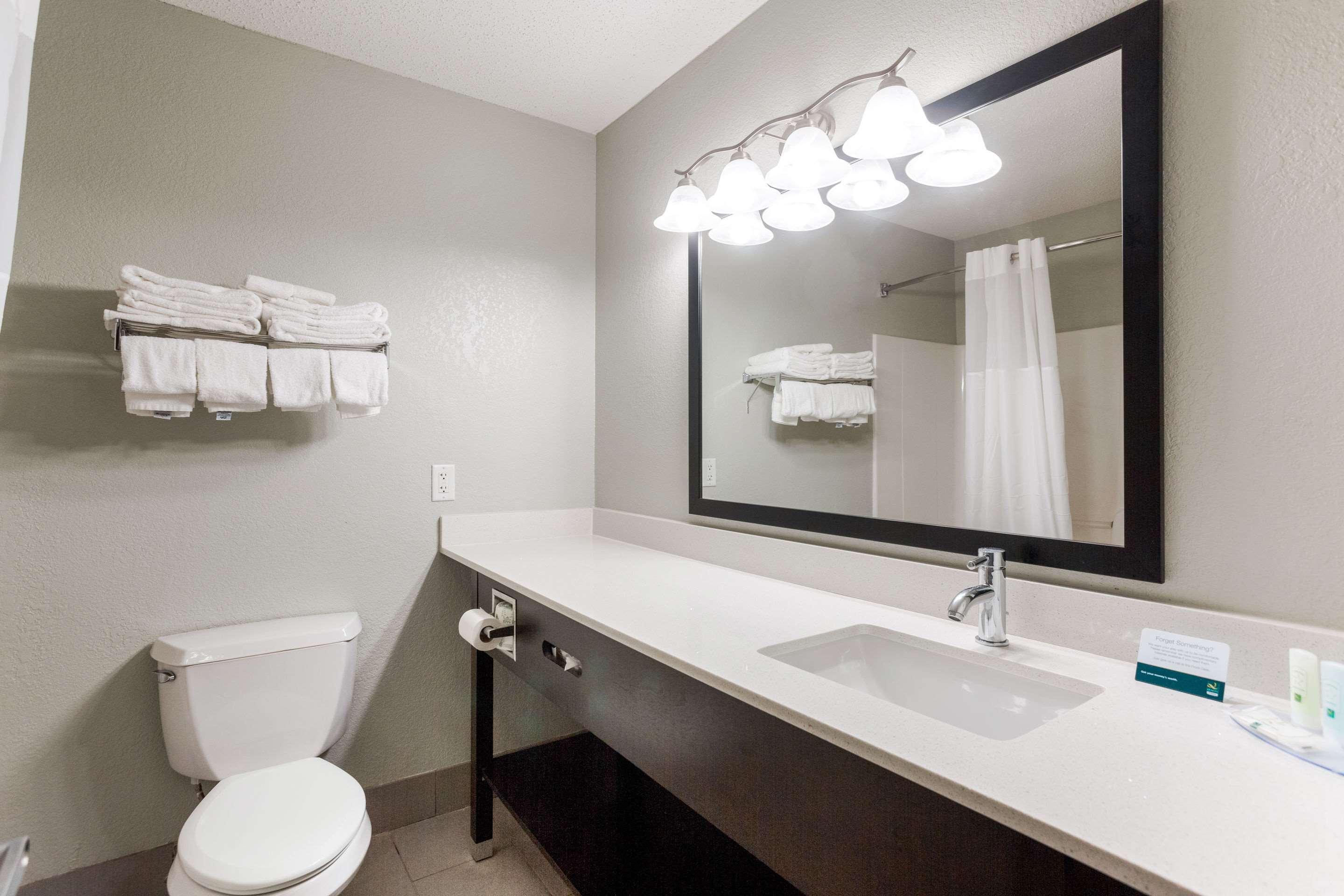Quality Inn & Suites Ferdinand Bagian luar foto