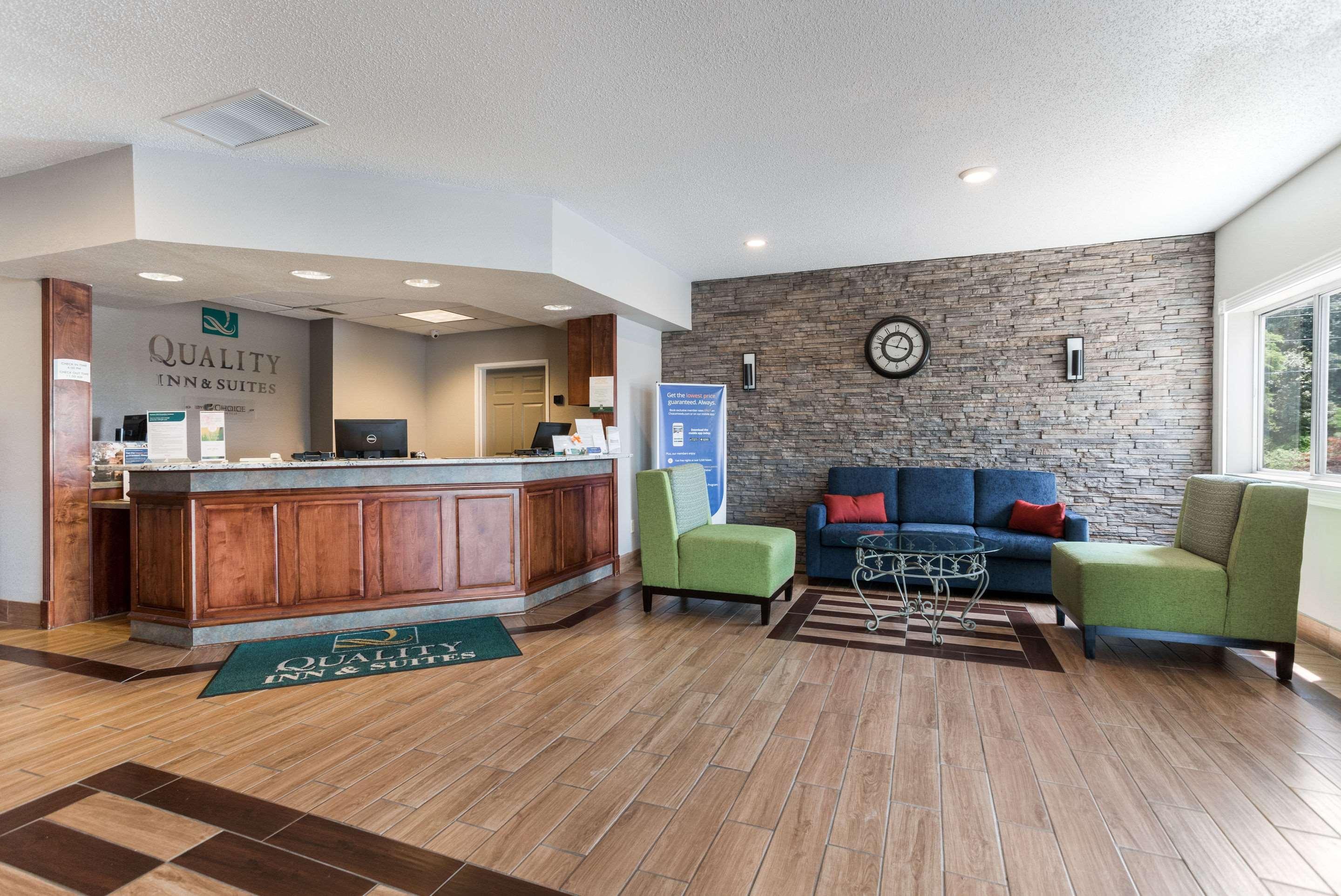 Quality Inn & Suites Ferdinand Bagian luar foto